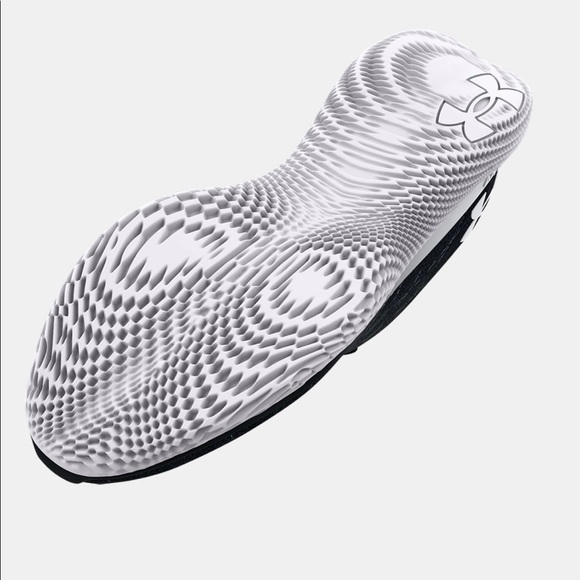 Never work before: bought the wrong size.Under armor flow warp shoes.Retail $160 - Picture 4 of 4